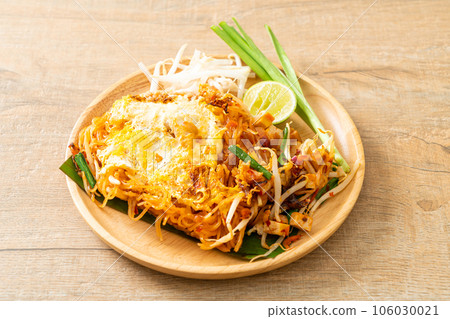Pad Thai - stir fried noodles in Thai style with egg Pad Thai - stir fried noodles in Thai style with egg 106030021