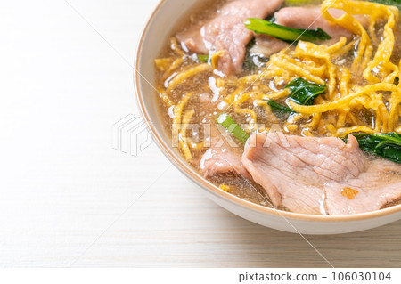 Crispy noodles with Pork in Gravy Sauce 106030104