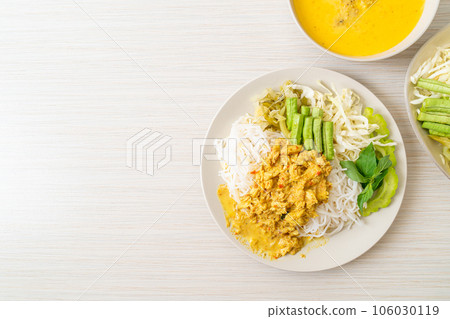 Thai Rice Noodles with Crab Curry and Variety Vegetables 106030119