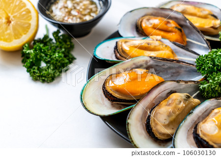 mussels with lemon and parsley mussels with lemon and parsley 106030130