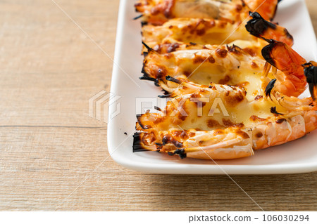 grilled river prawns or shrimps with cheese 106030294