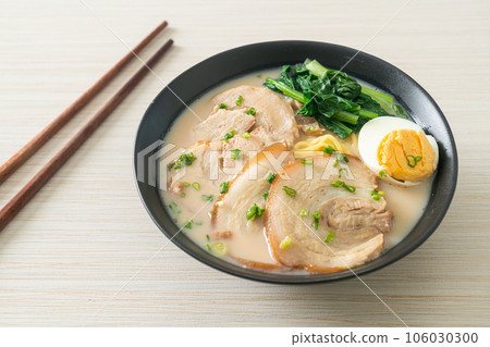 Ramen noodles in pork bone soup with roast pork and egg 106030300