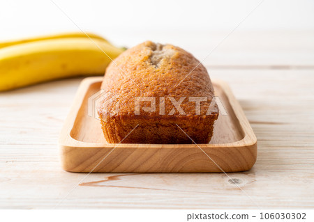 Homemade banana bread sliced 106030302