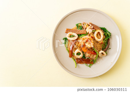 Stir-fried rice vermicelli and water mimosa with mix seafood Stir-fried rice vermicelli and water mimosa with mix seafood 106030311