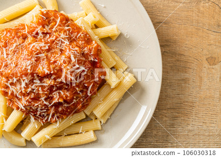 rigatoni pasta with pork bolognese sauce 106030318