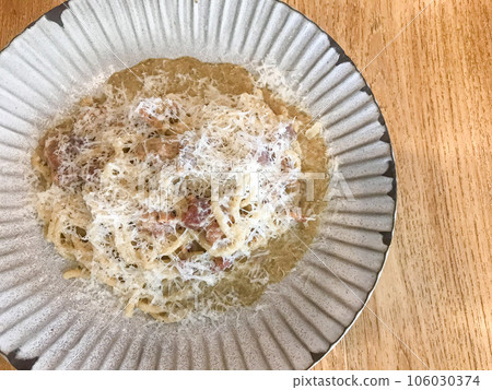 Bucatini Cacio e Pepe pasta with bacon 106030374