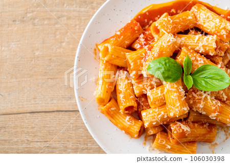 Rigatoni pasta with tomato sauce and cheese 106030398