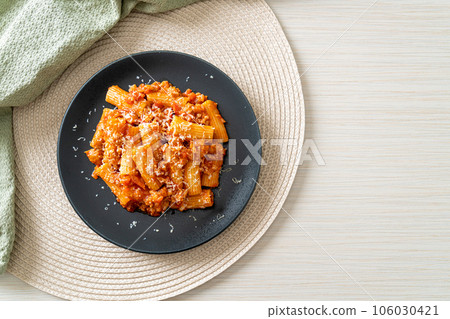 Rigatoni pasta bolognese with cheese Rigatoni pasta bolognese with cheese 106030421