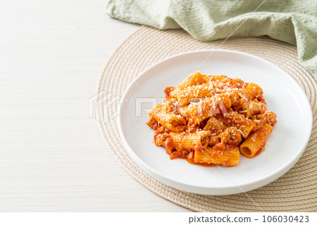Rigatoni pasta bolognese with cheese 106030423