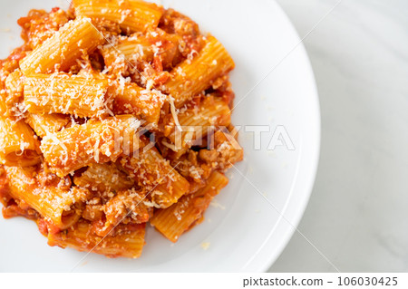 Rigatoni pasta bolognese with cheese 106030425
