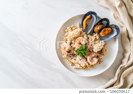 spiral pasta mushroom cream sauce with seafood 106030617