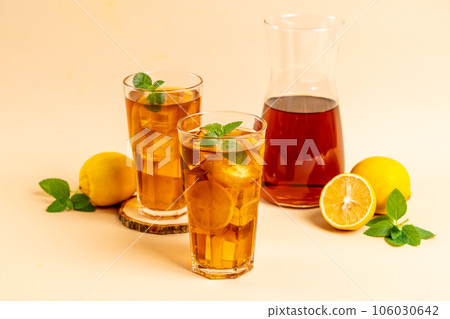 glass of ice lemon tea 106030642