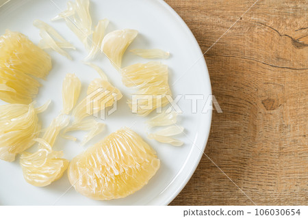 Fresh peeled pomelo, grapefruit or shaddock 106030654