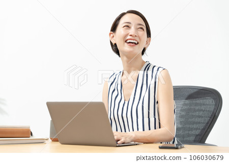商務場景女性肖像 106030679