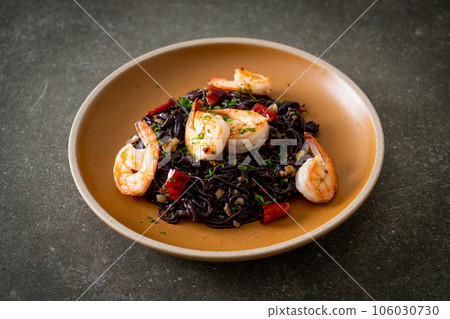 stir-fried black spaghetti with garlic and shrimps 106030730