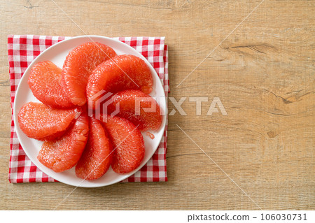 fresh red pomelo fruit or grapefruit 106030731