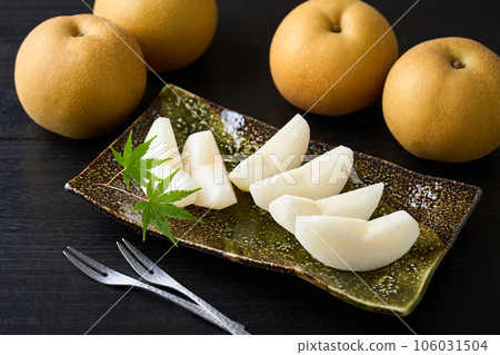 Sliced Pear Kosui from Chiba Prefecture Sliced Pear Kosui from Chiba Prefecture 106031504