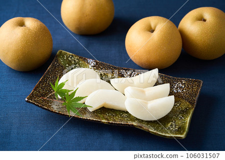 Sliced Pear Kosui from Chiba Prefecture Sliced Pear Kosui from Chiba Prefecture 106031507