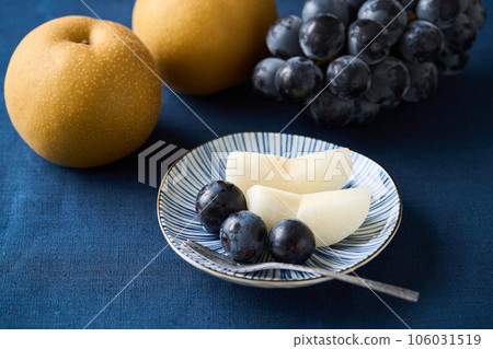 Pears and grapes Pears and grapes 106031519