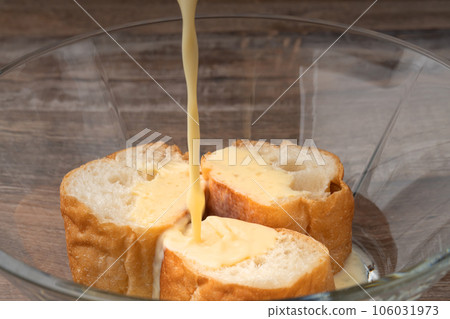 法式吐司沾上雞蛋液 106031973