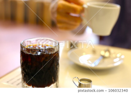 Ice coffee to drink at the cafe Ice coffee to drink at the cafe 106032340