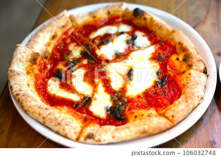 Delicious looking pizza 106032748