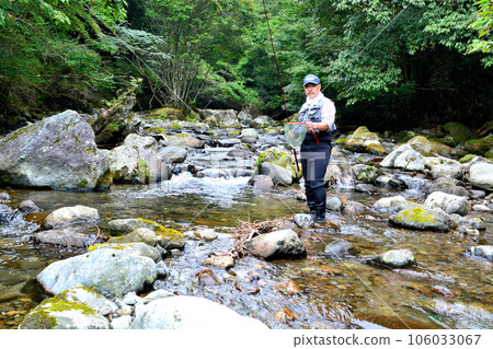 河津川平滑瀑布附近的山澗裡釣魚的人 106033067