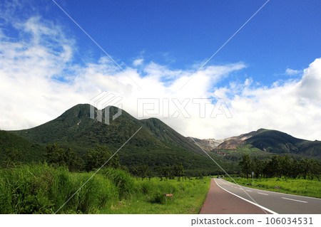 Kyushu's popular drive course "Yamanami Highway" Iida Kogen landscape of the Kuju mountain range and green grasslands 106034531
