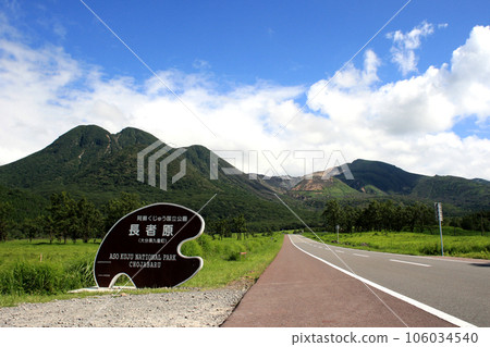 九州人氣駕車路線“山波公路” 飯田高原的九重連峰景觀和綠色草原 九州人氣駕車路線“山波公路” 飯田高原的九重連峰景觀和綠色草原 106034540