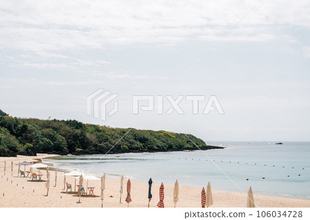 Kenting Small Beach and parasol in Kenting, Taiwan Kenting Small Beach and parasol in Kenting, Taiwan 106034728