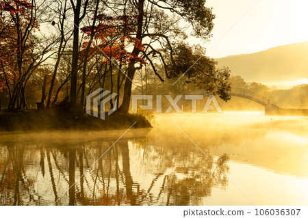晨霧繚繞的大沼美景 晨霧繚繞的大沼美景 106036307