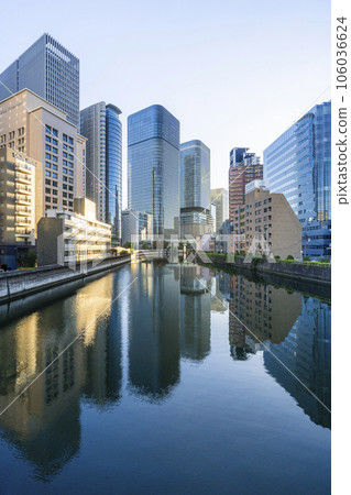 Scenery of Nakanoshima in the early morning (view from Chikuzen Bridge) 106036624