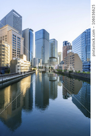 Scenery of Nakanoshima in the early morning (view from Chikuzen Bridge) Scenery of Nakanoshima in the early morning (view from Chikuzen Bridge) 106036625