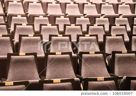 seats before the performance 106038007