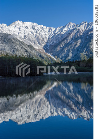 【上高地絕景】秋季從大正池眺望白雪皚皚的穗高山脈 106038293