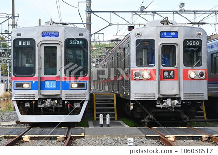 Keisei Electric Railway Type 3500 and Type 3600 stopping at the depot (type 3500 for Haneda Airport and type 3600 for Kawasaki) 106038517