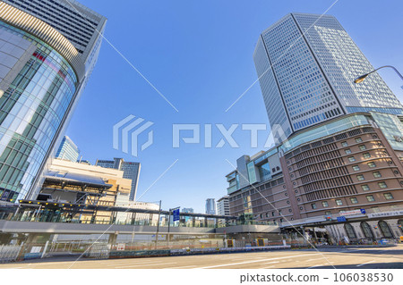 清晨大阪車站前的城市風光 清晨大阪車站前的城市風光 106038530