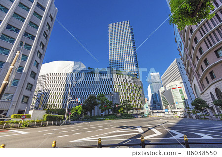 大阪梅田的都市風景 阪急電車前十字路口附近的清晨 106038550