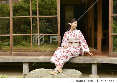 一位美麗的浴衣女人坐在老民居的門廊上微笑 106038737