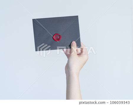 手拿著一封信 106039343