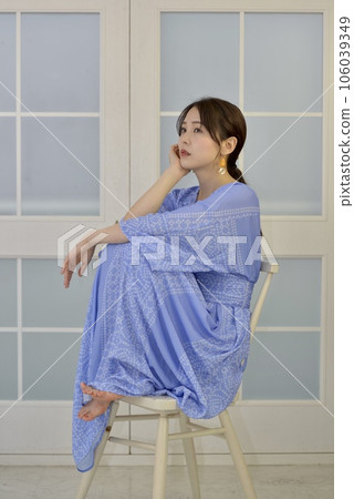 美麗的年輕女子坐在椅子上 106039349