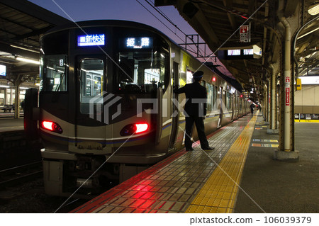 [A] Tokaido Main Line Series 225: New rapid train (Kyoto Station) 106039379