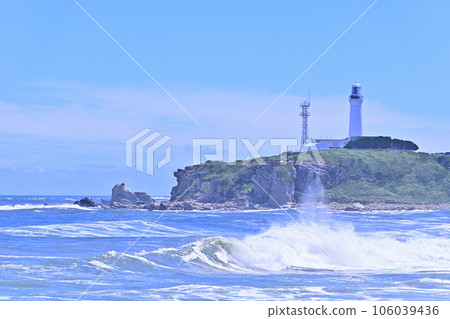 波濤洶湧的大海和犬吠崎燈塔 波濤洶湧的大海和犬吠崎燈塔 106039436