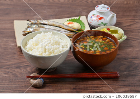 注)蒸汽是合成的。日本食品形象的毛鱗魚 shishamo(假 shishamo)、米飯、味噌湯和醃白菜 注)蒸汽是合成的。日本食品形象的毛鱗魚 shishamo(假 shishamo)、米飯、味噌湯和醃白菜 106039687