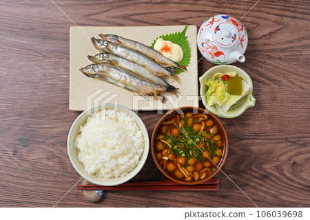 注）蒸汽是合成的。日本食品形象的毛鱗魚 shishamo（假 shishamo）、米飯、味噌湯和醃白菜 106039698