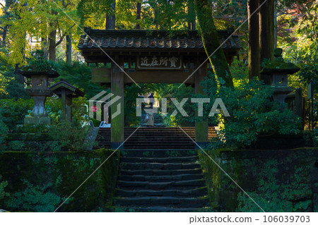 Kamakura, the ancient capital of late autumn, Jochiji temple gate with autumn leaves Kamakura, the ancient capital of late autumn, Jochiji temple gate with autumn leaves 106039703