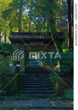 Kamakura, the ancient capital of late autumn, Jochiji temple gate with autumn leaves 106039704