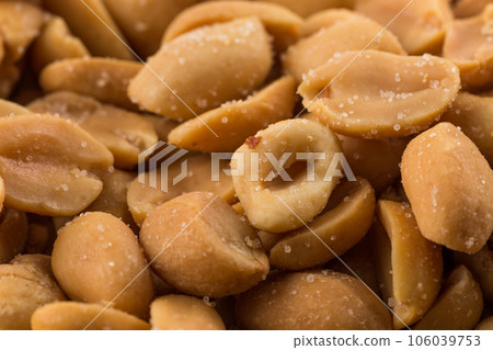 large amount of peeled salted peanuts 106039753
