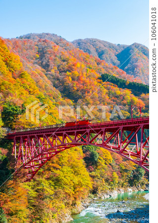 秋天的黑部峽谷:新山彥橋上行駛的小火車 秋天的黑部峽谷:新山彥橋上行駛的小火車 106041018