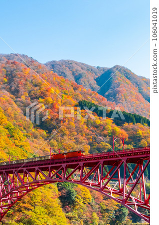 秋天的黑部峽谷:新山彥橋上行駛的小火車 秋天的黑部峽谷:新山彥橋上行駛的小火車 106041019
